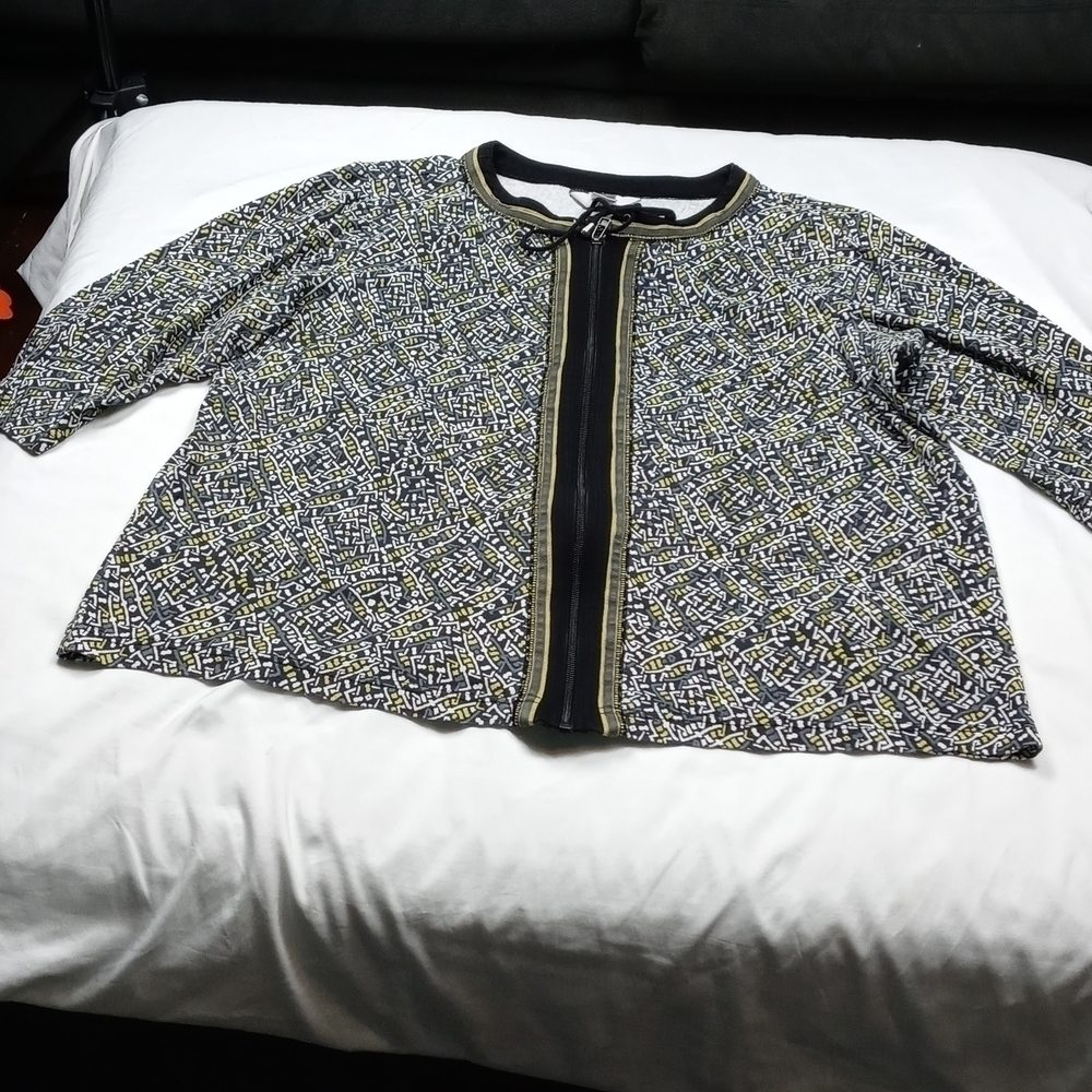 CJ Banks zippered 3/4 sleeved top
